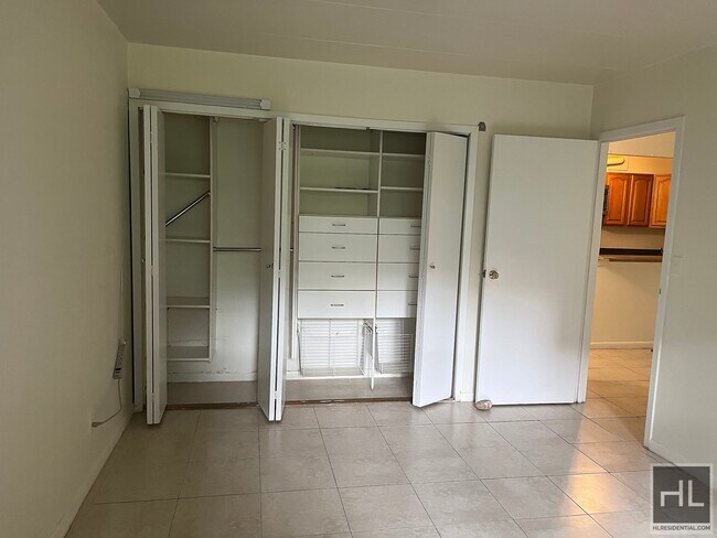 Foto del edificio - Nice King Size Bedroom in Elmhurst, NY