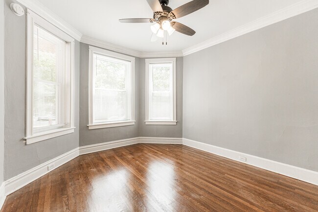 Foto del edificio - 2946 N Springfield Ave
