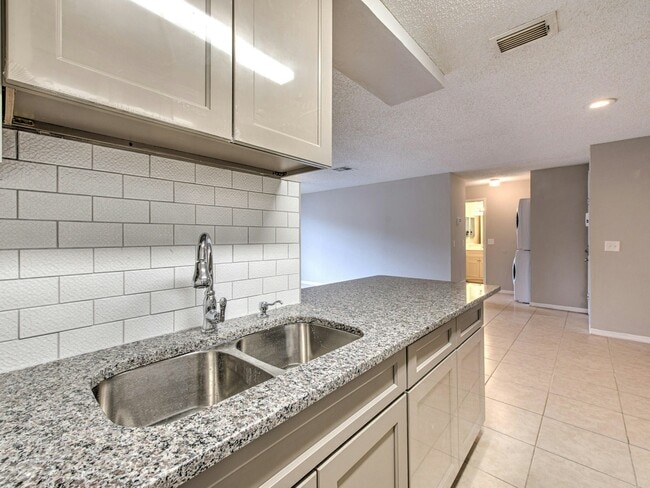 Foto del edificio - 608 Golden Raintree Pl