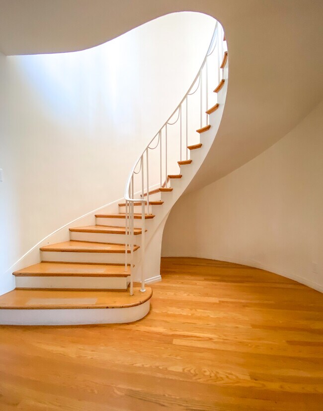 Two level apartment - 1150 Greenwich St