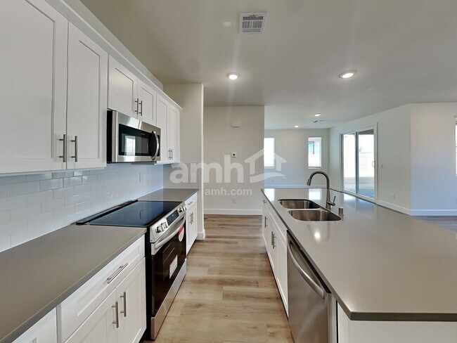 Foto del edificio - 10066 W Raleigh St