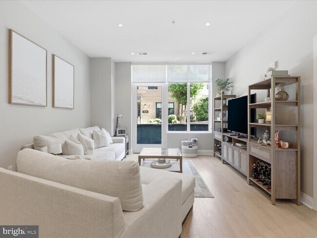 Foto del edificio - 925 N Fairfax St