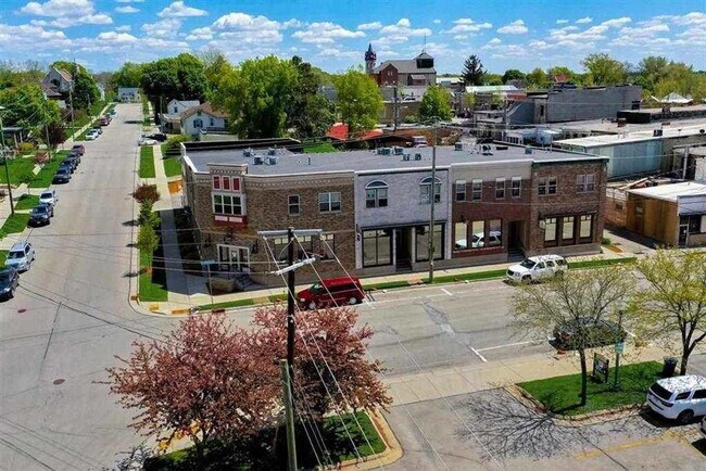 Foto del edificio - Luxury 1-Bedroom Apartment in the Heart of Downtown Stoughton