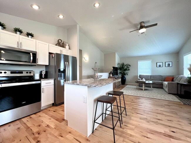 Building Photo - Gorgeous Furnished Home-Ready for move in ...