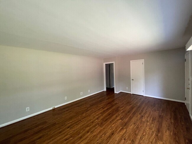 Foto del edificio - 3 bedroom 1.5 bath house available!   Large yard!