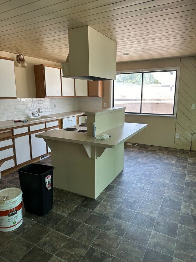 Building Photo - HALF OFF FIRST FULL MONTH'S RENT!