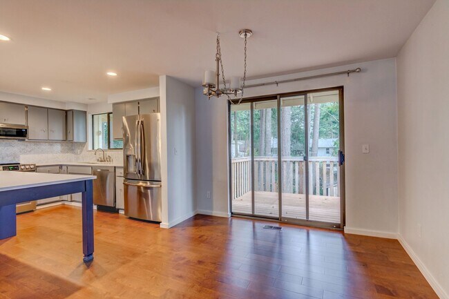 Foto del edificio - Spacious 4-Bedroom Home with Modern Upgrad...