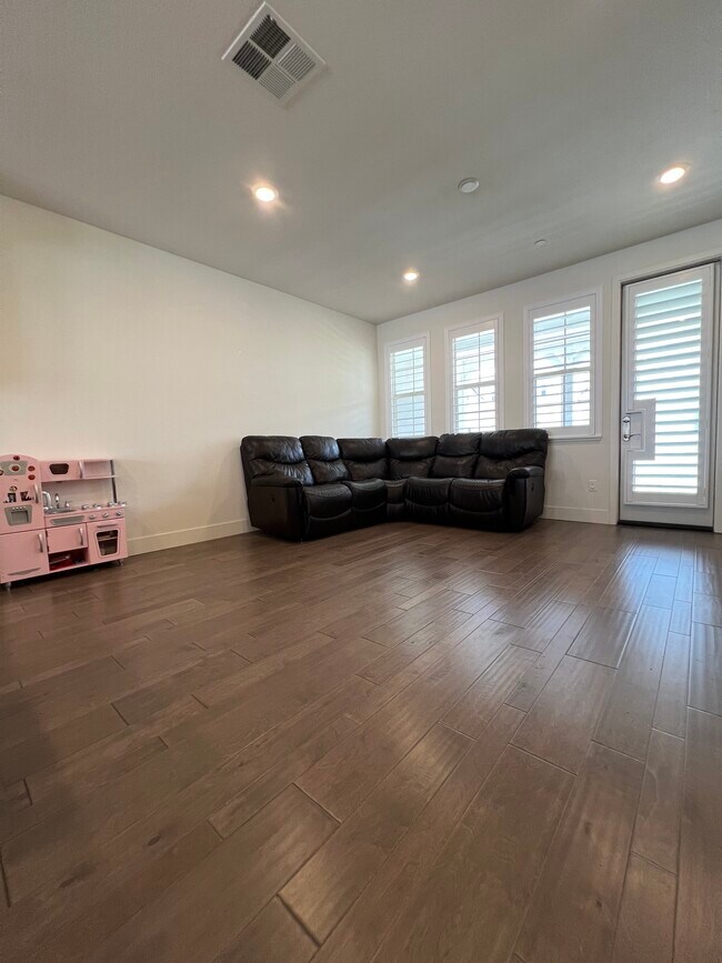 Building Photo - 8637 Seawind Way