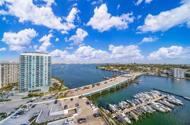 Foto del edificio - 7601 E Treasure Dr