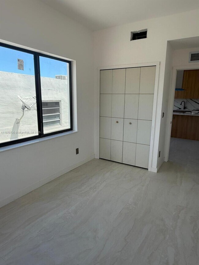 Foto del edificio - 2436 SW 7th St