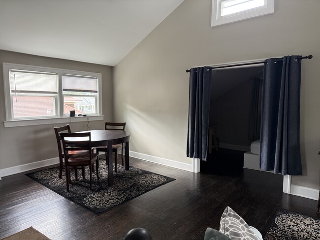 Building Photo - Suburban