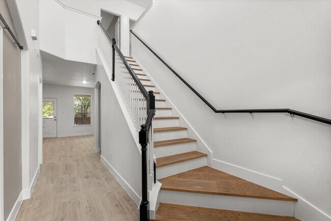 Foto del edificio - 3702 Tall Cedars Rd
