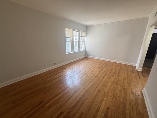 Building Photo - 7346 N Damen Ave