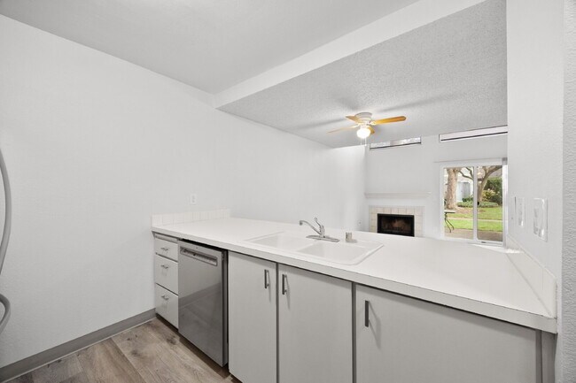 Foto del edificio - "Charming Auburn Townhouse: Cozy 2-Bed, 1.5-Bath Gem with 1025 Sq. Ft. of Modern Living!"