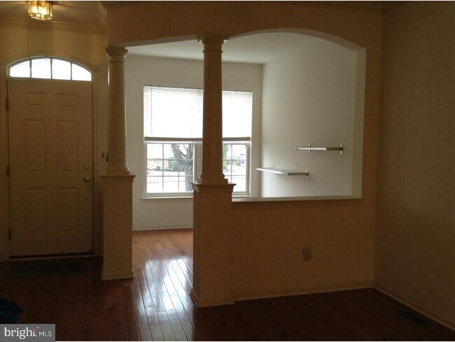 Building Photo - 504 Rolling Hill Dr