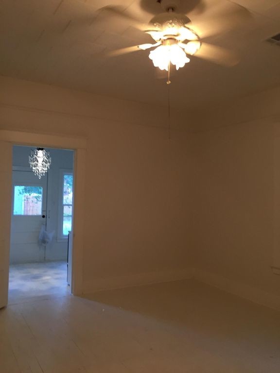 Building Photo - 711 Mill St
