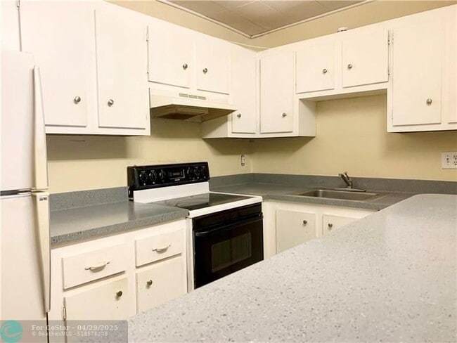 Building Photo - 4174 Inverrary Dr