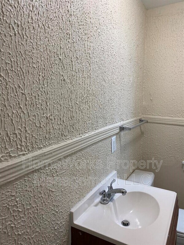 Foto del edificio - 2414 Loch Raven Rd