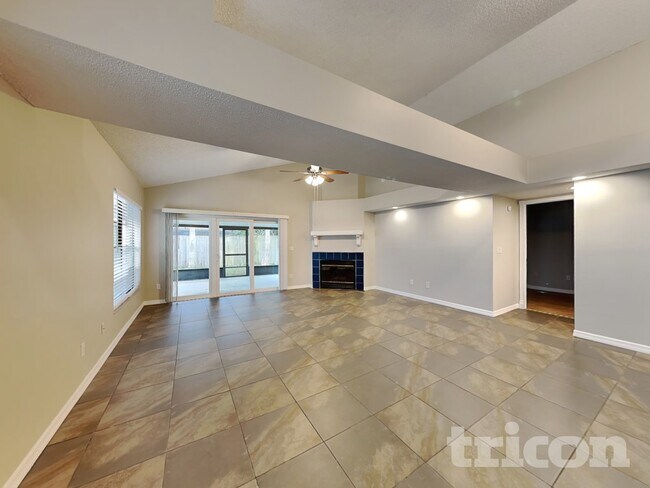 Building Photo - 419 E Springtree Way