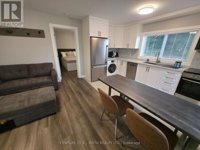 Building Photo - 82 Albert St N