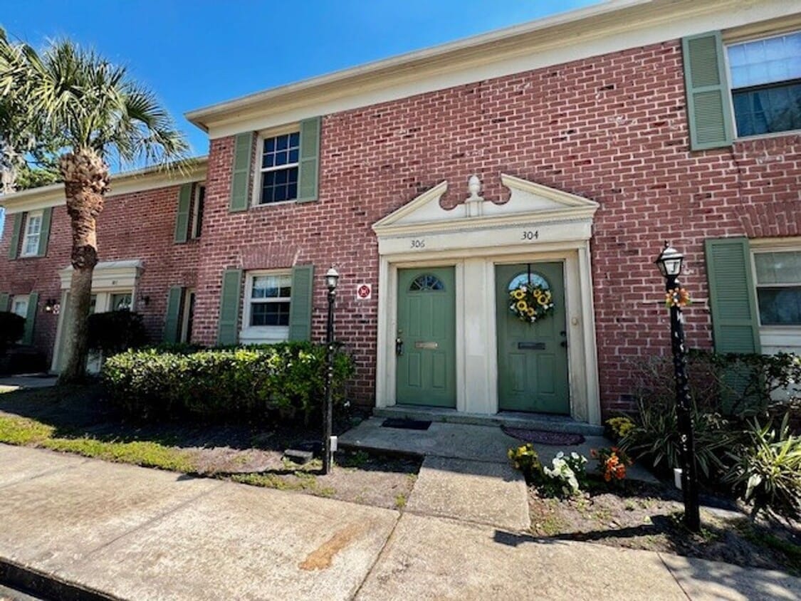 2X2.5 -MOVE IN NOW! NEW LVP FLOORING ON 1ST FLOOR! NEW CARPET ON 2ND FLOOR! WATER VIEWS! CALL TOD... - 2X2.5 -MOVE IN NOW! NEW LVP FLOORING ON 1ST FLOOR! NEW CARPET ON 2ND FLOOR! WATER VIEWS! CALL TOD...