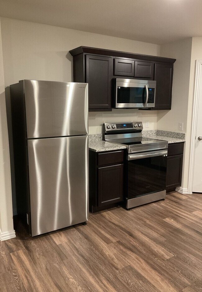 Foto del edificio - PRICE REDUCTION - AVAILABLE NOW!