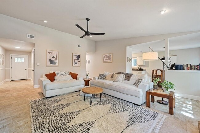 Foto del edificio - 9007 Jesse James Dr