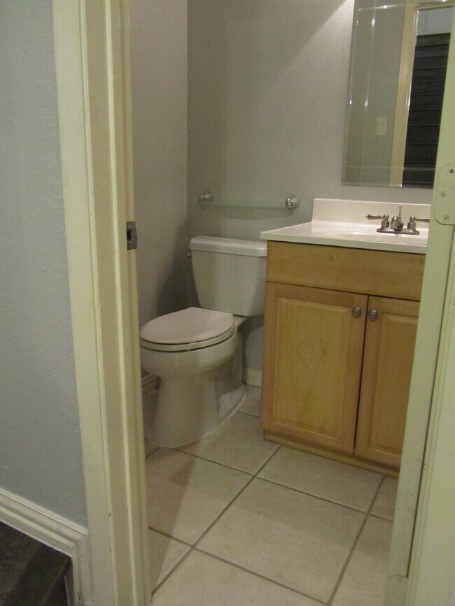 medio baño - 239 W Peach St