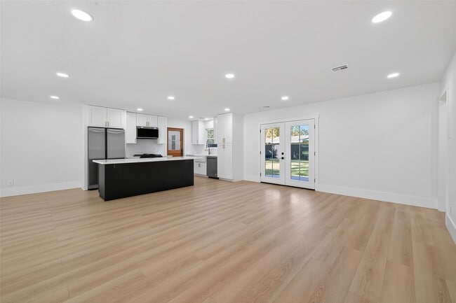 Building Photo - 9770 Cedardale Dr