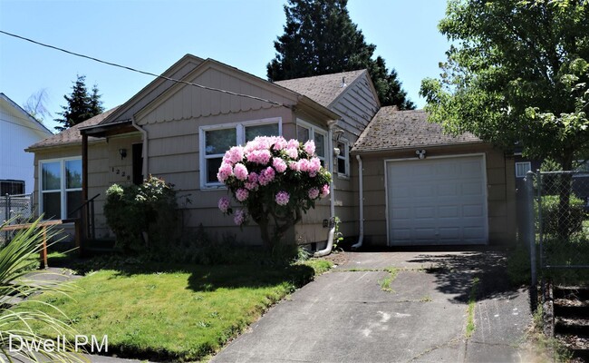 Building Photo - 2 br, 1 bath House - 1228 N Ainsworth St