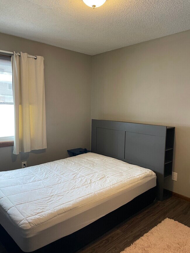 Queen Size Bed - 5665 Wood Duck Cir