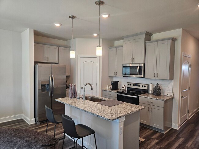Building Photo - FOR LEASE - FULLY FURNISHED 3 BEDROOM TOWNHOME IN LEBANON!