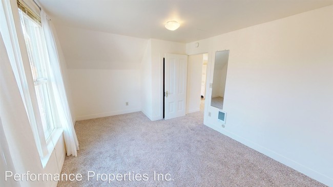 Building Photo - 4125 SE 33rd Ave
