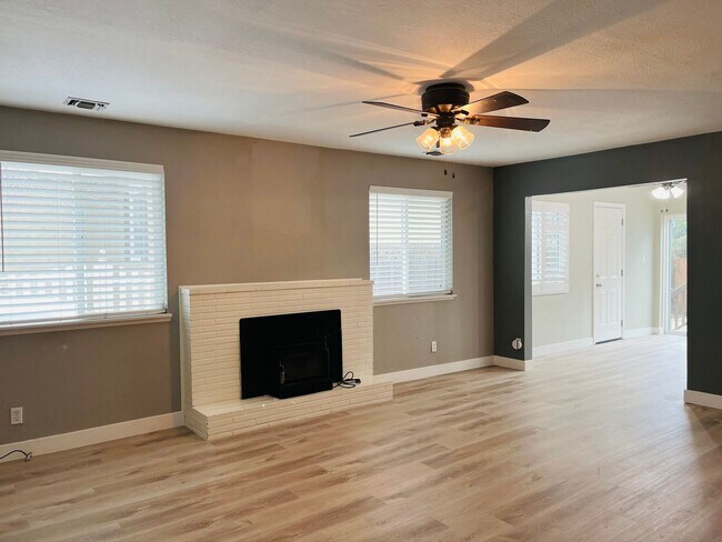 Foto del edificio - Beautiful home in an established Roseville...