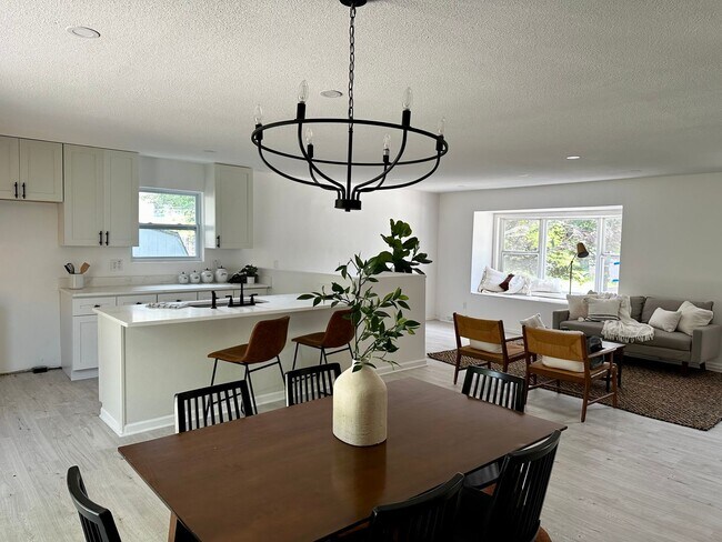 Foto del edificio - Beautiful Raised Ranch In Kings Ridge Blue...