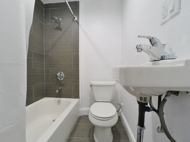 Building Photo - Remodeled & Sunny Studio with Modern Kitchen
