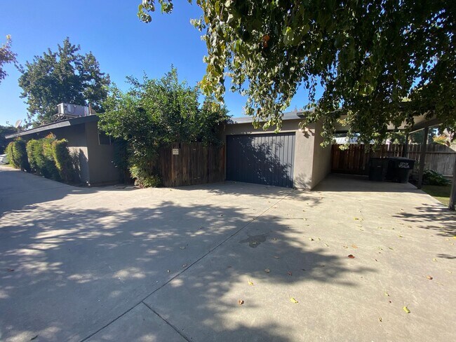 Building Photo - Charming Condo near Country Club Available...