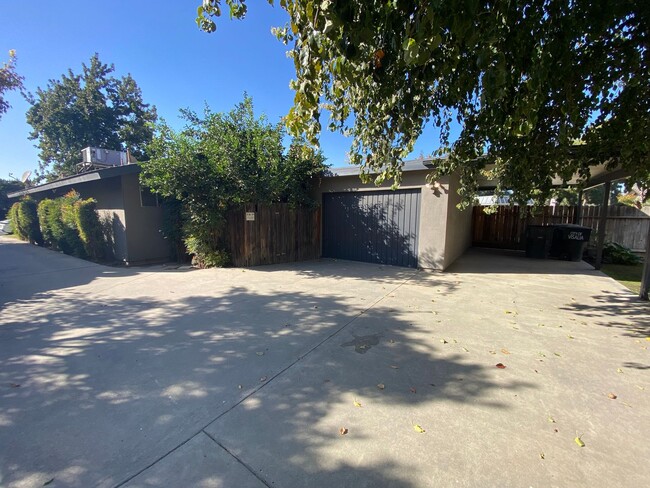 Foto del edificio - Charming Condo near Country Club Available...