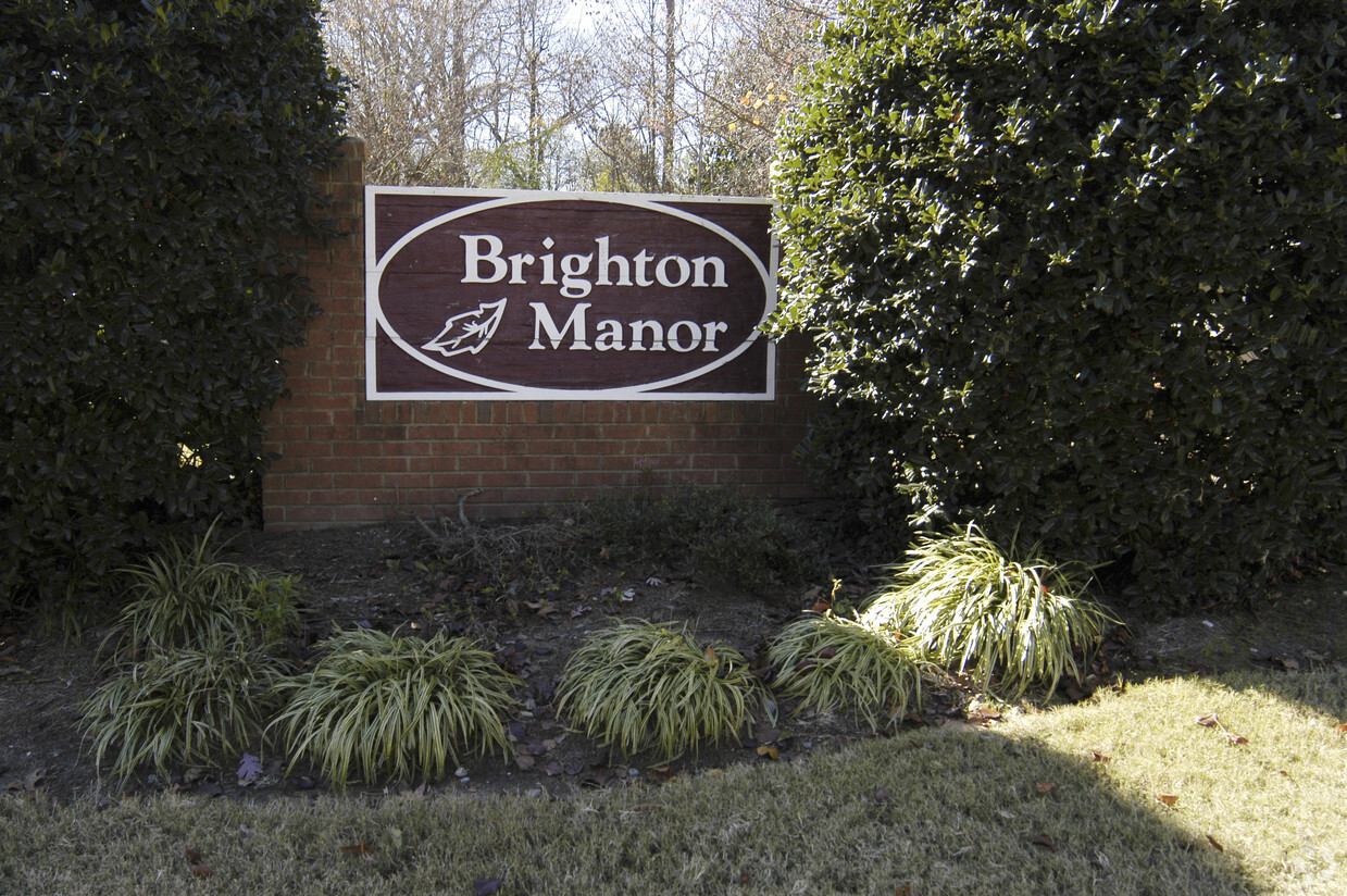 Letrero de entrada - Brighton Manor Townhomes