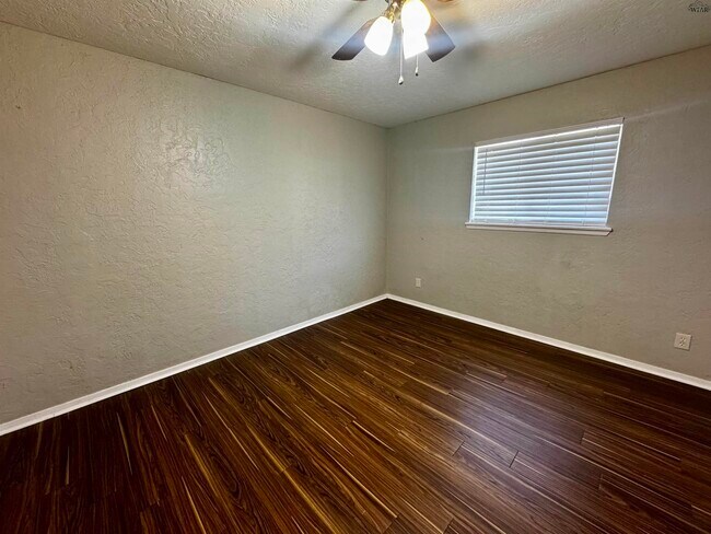 Building Photo - 1710 10th St