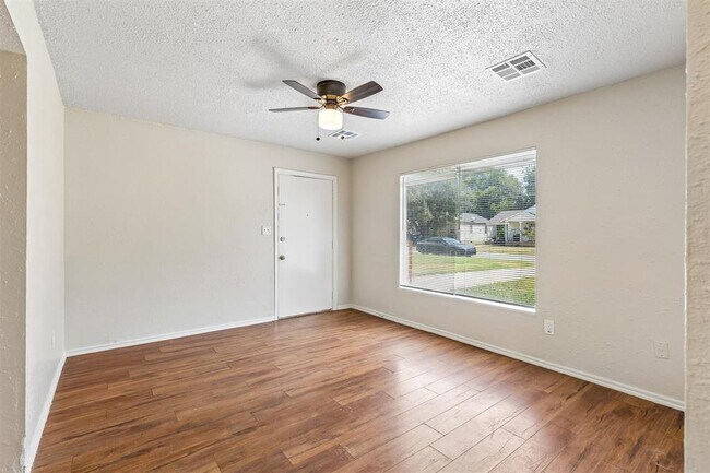 Foto del edificio - 1913 Elm Dr