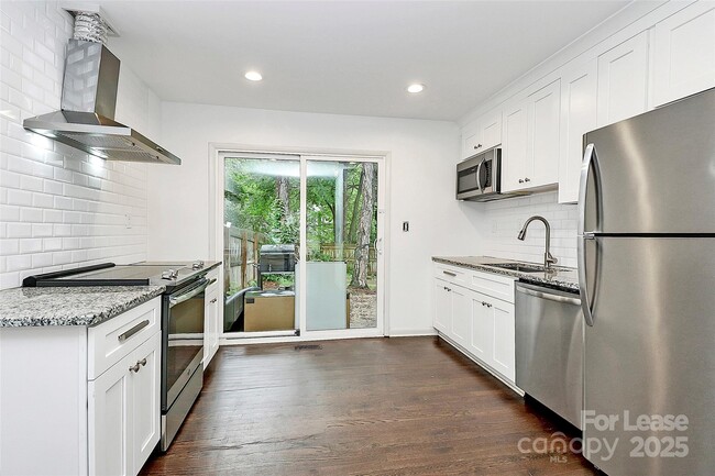 Building Photo - 3100 Erskine Dr