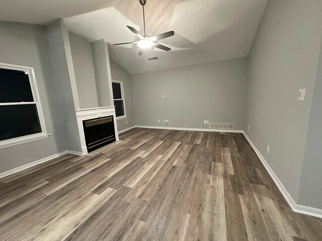 Foto del edificio - 4600 Wren Wood Dr