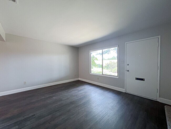 Foto del edificio - Riverfront Condo! 2 Bedroom, 1½ Bath