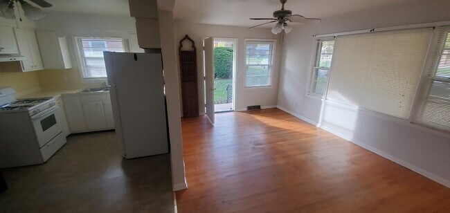 Foto del edificio - 5841 Garrett Ln