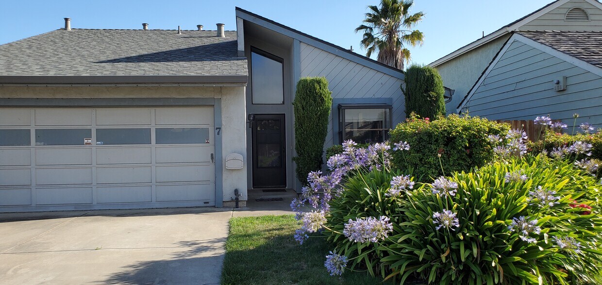Primary Photo - 7 Lombard Cir