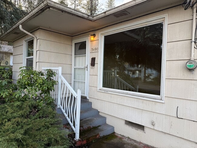 Building Photo - Updated 2 bedroom 1 bath duplex in Eugene!