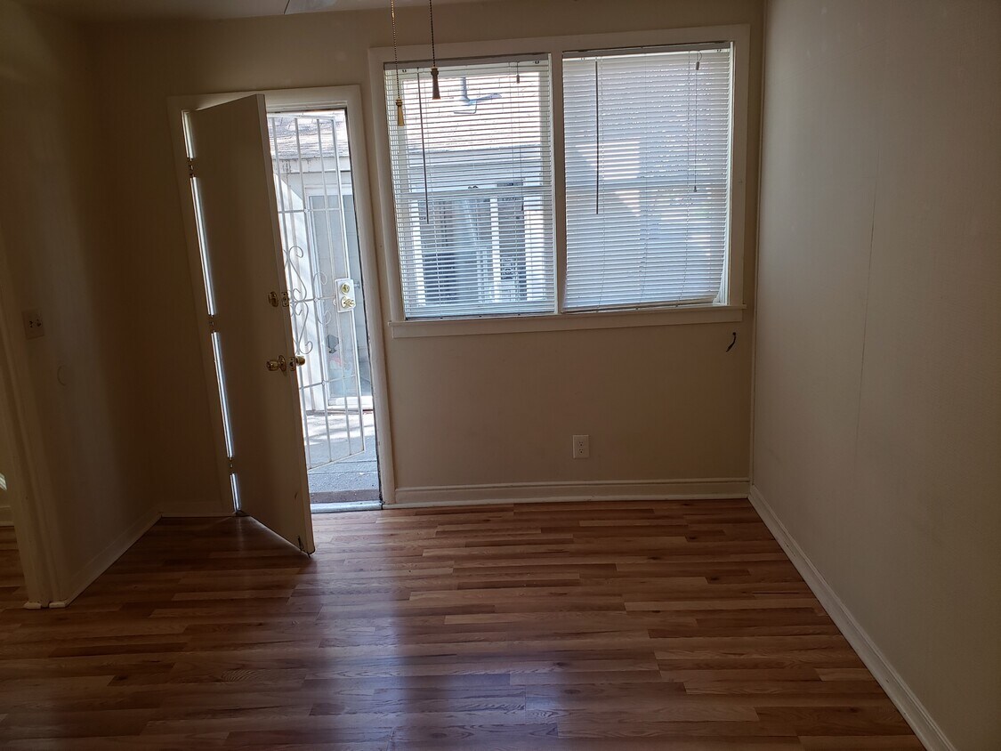 Entry - 2108 Stuart St