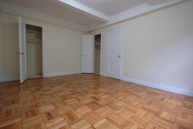 Building Photo - 425 W 205th St