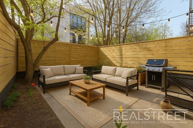 Foto del edificio - STUNNING 4+ BED 3 BATH DUPLEX + YARD IN PRIME BUSHWICK TOWNHOUSE
